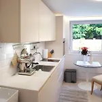Pinia Centre Modern With Shared Bathroom Διαμέρισμα *