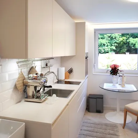 Pinia Centre Modern With Shared Bathroom Apartman *
