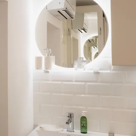Pinia Centre Modern With Shared Bathroom Apartman