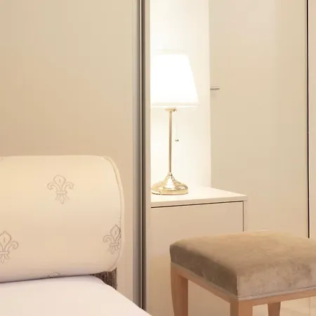 Pinia Centre Modern With Shared Bathroom