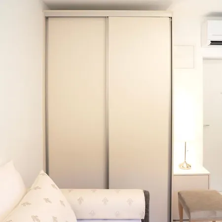 Pinia Centre Modern With Shared Bathroom *