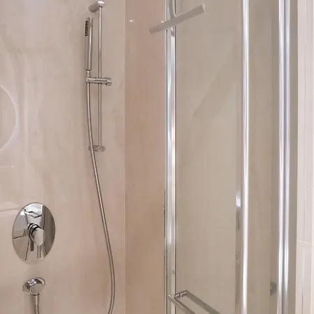 Pinia Centre Modern With Shared Bathroom *